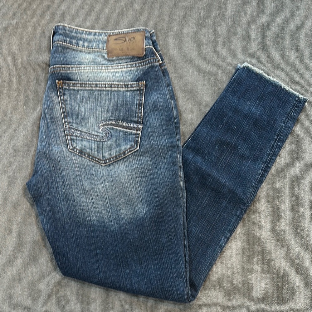 Silver Jeans Co Girlfriend Mid Rise Slim Leg
Classic Stretch Jeans - Size 28